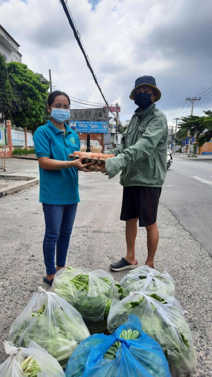 Tặng rau, trứng cho người dân ở địa bàn P.Phước Long A, Phước Long B, chùa Diệu Tràng và UBND các phường Phước Long A, Phước Long B, Phước Bình (ngày 01/09/2021)